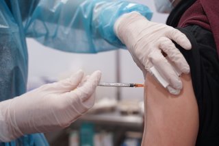 Environ 7 millions de doses attendraient encore dans les frigos de l'armée, alors que la vaccination a fortement ralenti ces derniers mois en Suisse.